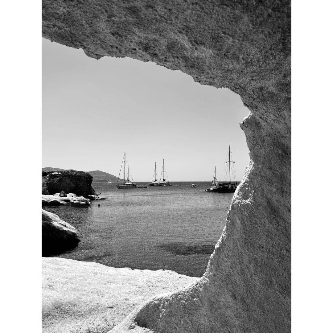 Είσοδος σπηλιάς στο νησί Κίμωλος με θέα την θάλασσα.