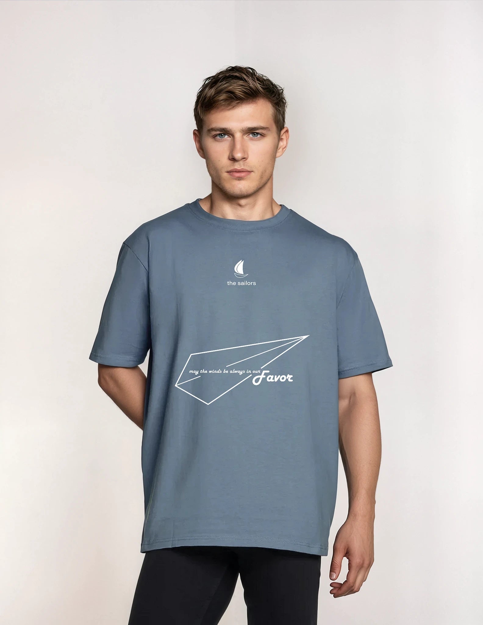 T-shirt The Sailors με print May The Winds σε απόχρωση BLUE DUSK φορεμένο από ξανθό άντρα.