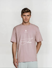 T-shirt The Sailors με print May The Winds σε απόχρωση MIAMI PINK φορεμένο από ξανθό άντρα.