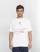 Λευκό t-shirt The Sailors με print May The Winds φορεμένο από ξανθό άντρα.