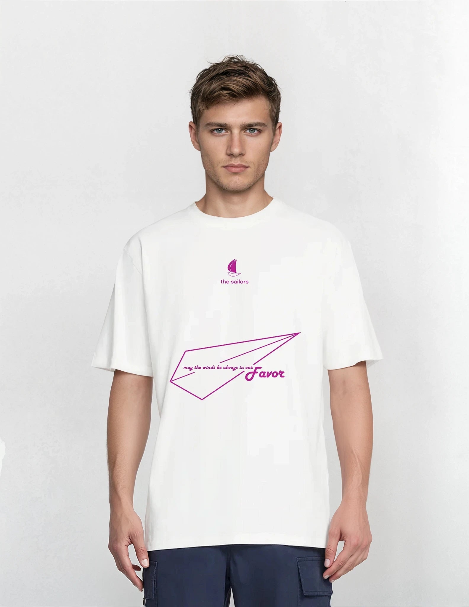 Λευκό t-shirt The Sailors με print May The Winds φορεμένο από ξανθό άντρα.
