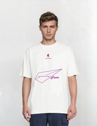 Λευκό t-shirt The Sailors με print May The Winds φορεμένο από ξανθό άντρα.