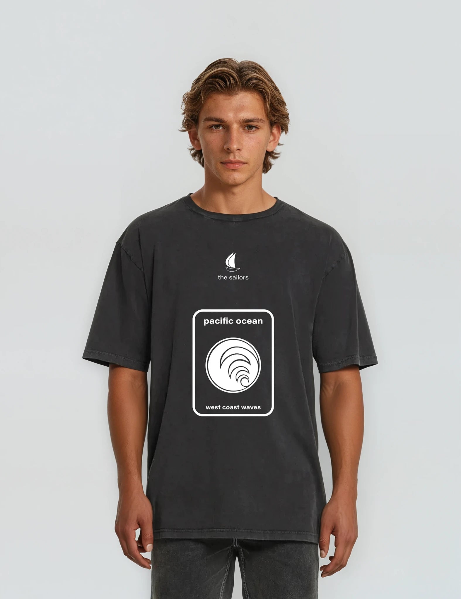 The Sailors T-Shirt με print Pacific Ocean σε απόχρωση stone washed black φορεμένο από ξανθό άντρα.