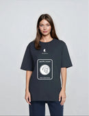 The Sailors T-Shirt με print Pacific Ocean σε απόχρωση DENIM BLUE φορεμένο από καστανή γυναίκα.