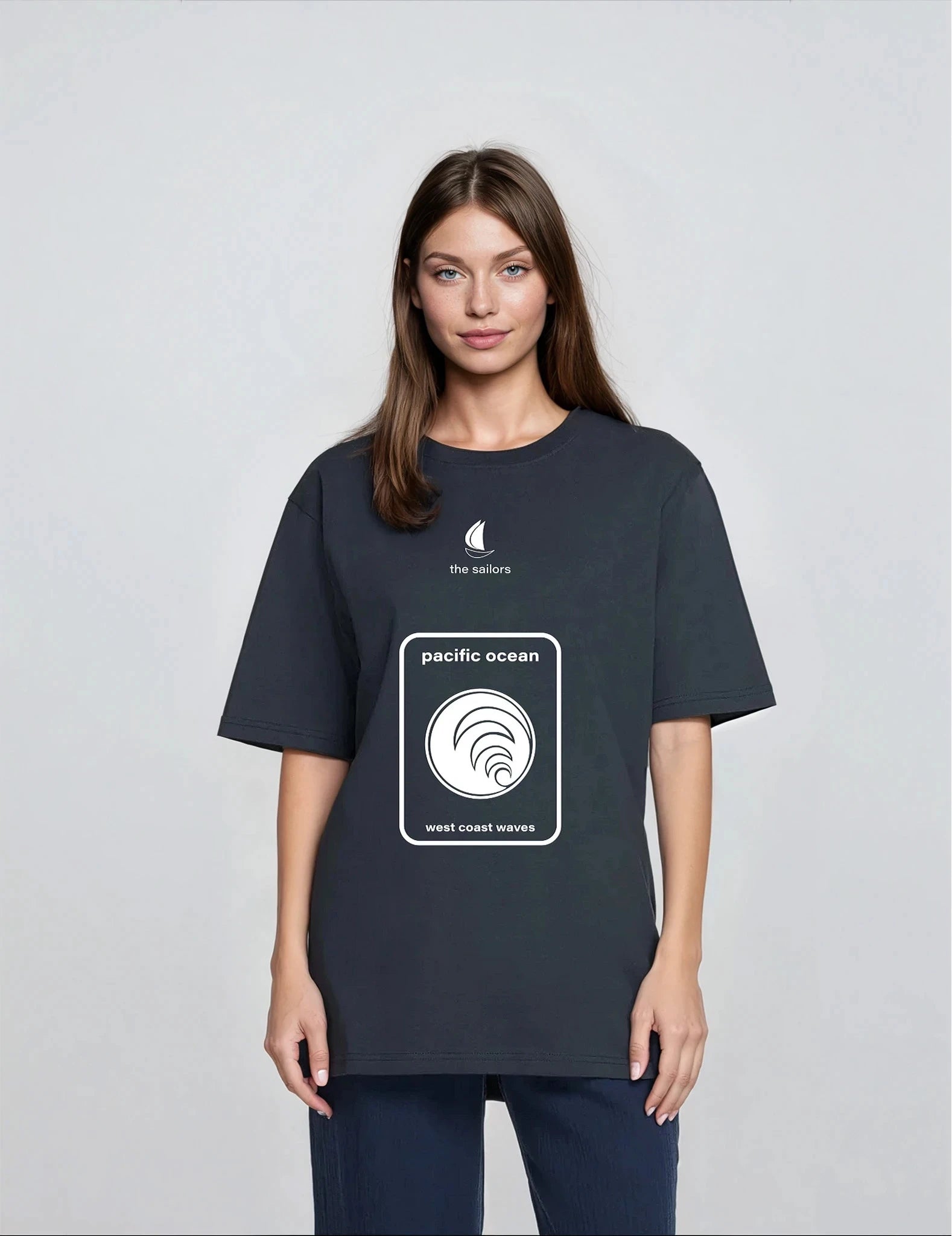 The Sailors T-Shirt με print Pacific Ocean σε απόχρωση DENIM BLUE φορεμένο από καστανή γυναίκα.