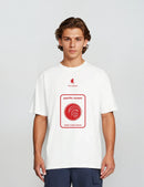 The Sailors T-Shirt με print Pacific Ocean σε λευκή απόχρωση φορεμένο από ξανθό άντρα.