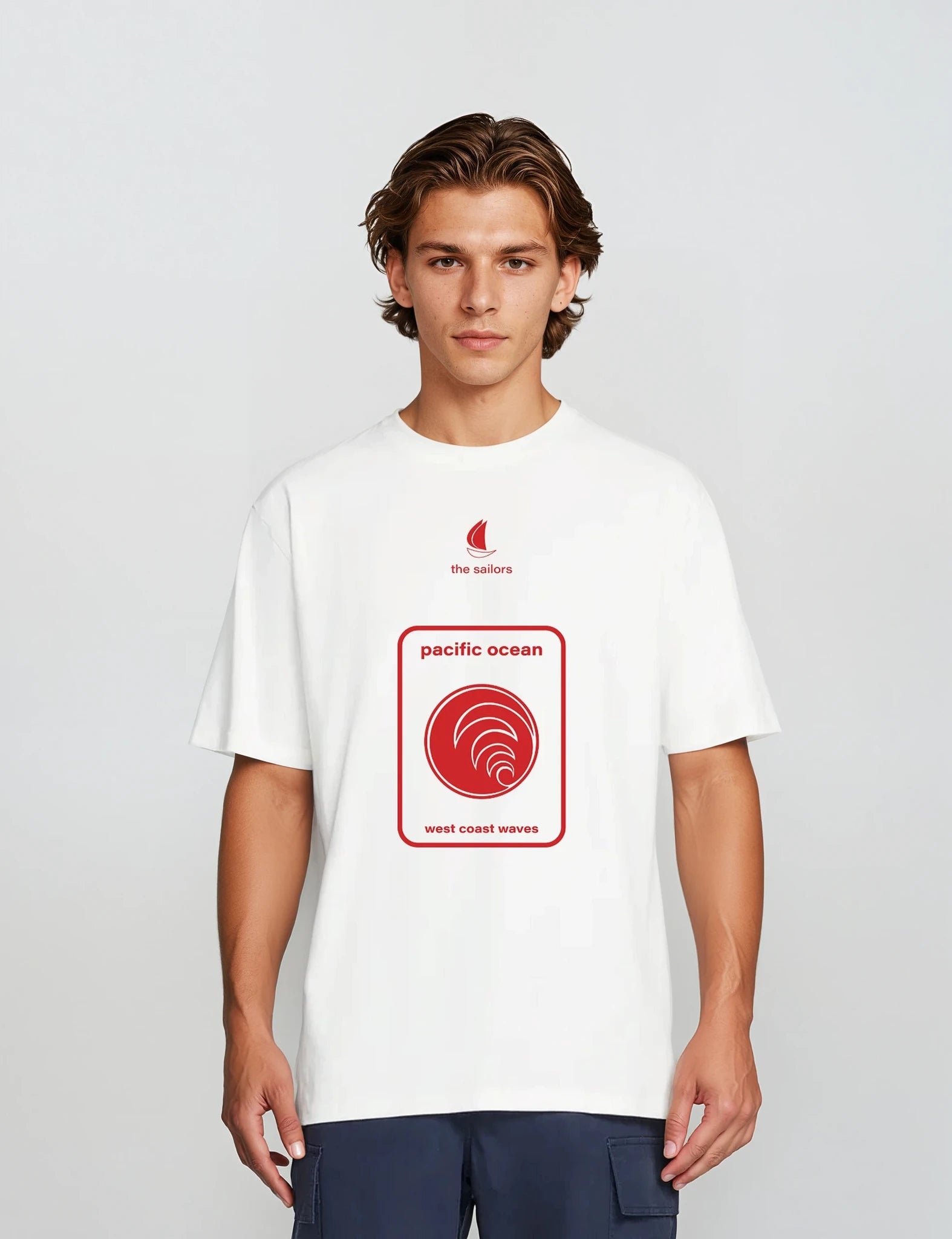 The Sailors T-Shirt με print Pacific Ocean σε λευκή απόχρωση φορεμένο από ξανθό άντρα.