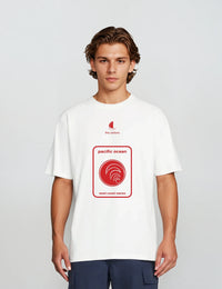 The Sailors T-Shirt με print Pacific Ocean σε λευκή απόχρωση φορεμένο από ξανθό άντρα.
